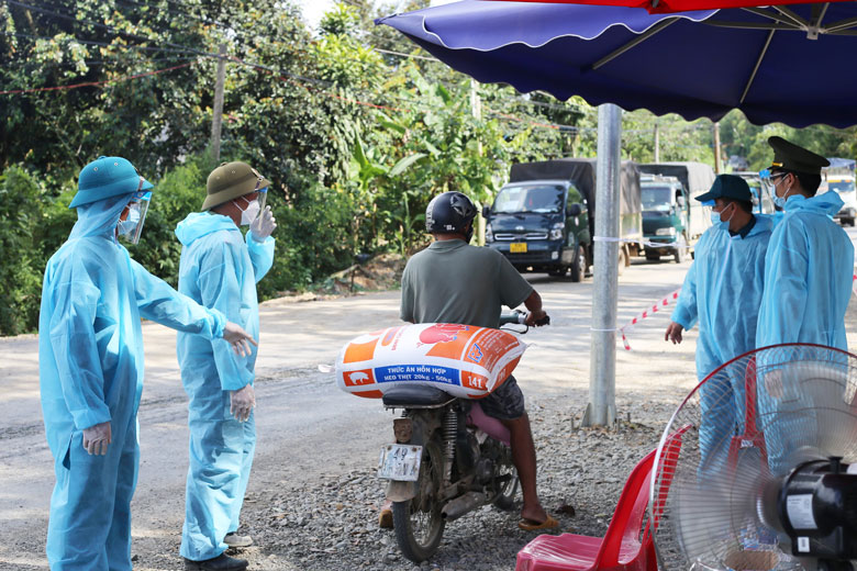 Việc bốc dỡ hàng hóa lên xuống luôn được lực lượng chức năng huyện Đạ Tẻh tiến hành theo quy định để tránh ngu cơ lây lan dịch bệnh