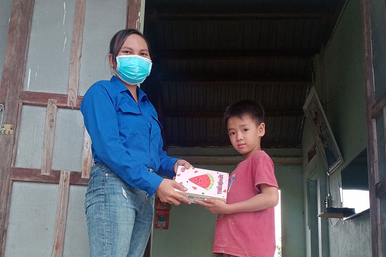 Cát Tiên: Tặng sách giáo khoa tiếp sức học sinh đến trường