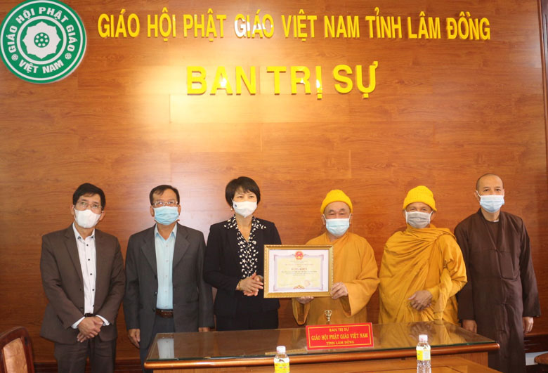 Trao bằng khen của Chủ tịch UBND tỉnh cho các tổ chức tôn giáo