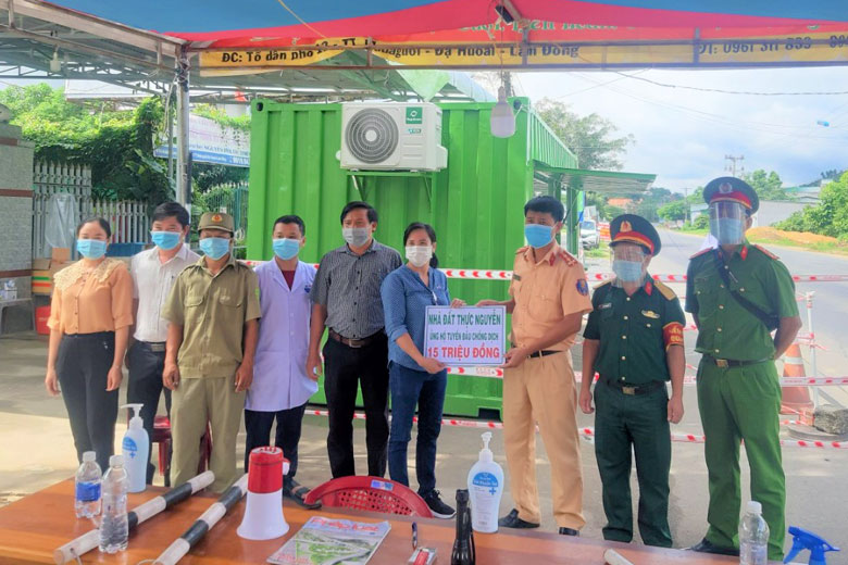 Đạ Huoai: Thăm, trao tặng 50 triệu đồng cho các lực lượng phòng chống dịch