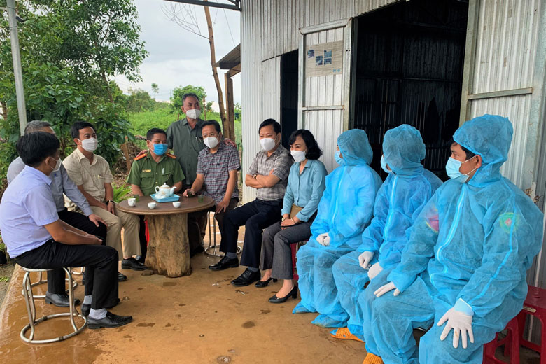 Thăm, tặng quà chốt kiểm soát dịch tại Đạ Tẻh