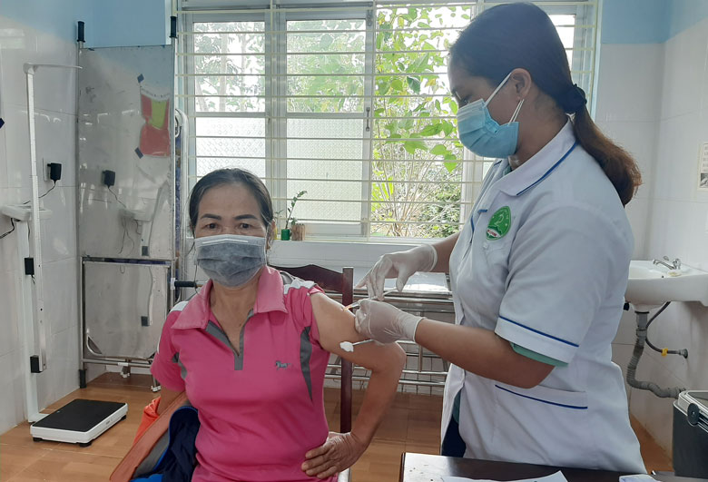 Các địa phương tiếp tục tiêm mũi 2 vắc xin phòng Covid-19