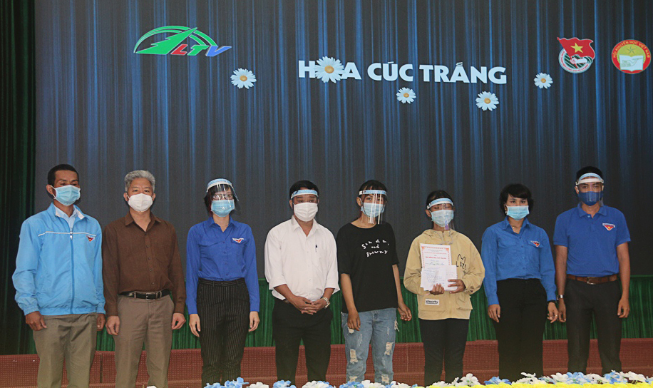 Di Linh: Trao học bổng Chương trình ''Hoa Cúc Trắng'' cho em Ka Liang Ngôi
