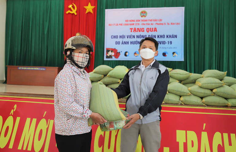 Hàng trăm phần quà cho người khó khăn bị ảnh hưởng bởi dịch Covid – 19