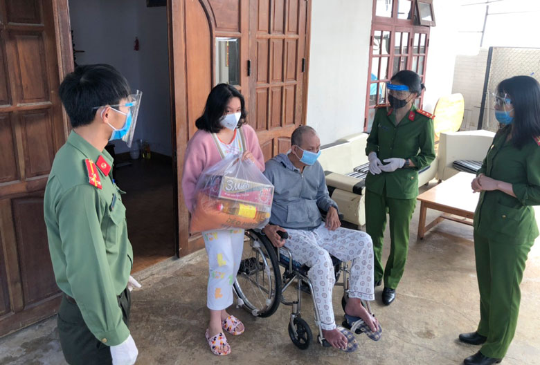Công an Đà Lạt trao 300 phần quà cho người dân có hoàn cảnh khó khăn