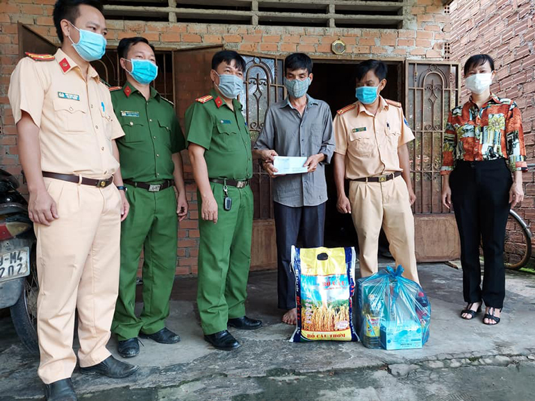 Cát Tiên: Trao tặng 36 phần quà cho các gia đình khó khăn