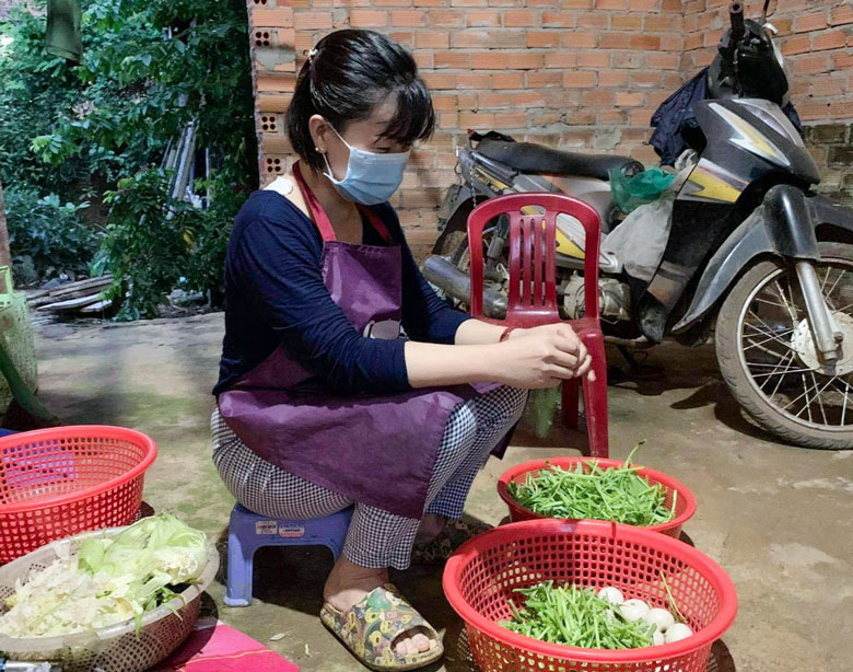 Vợ chồng đồng lòng chống dịch