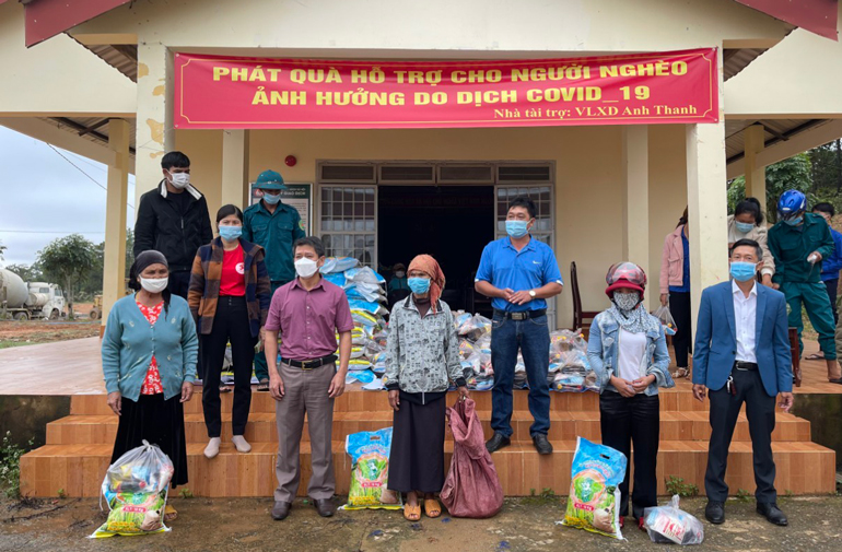 Đức Trọng: Gần 300 phần quà hỗ trợ người dân gặp khó khăn do dịch Covid-19