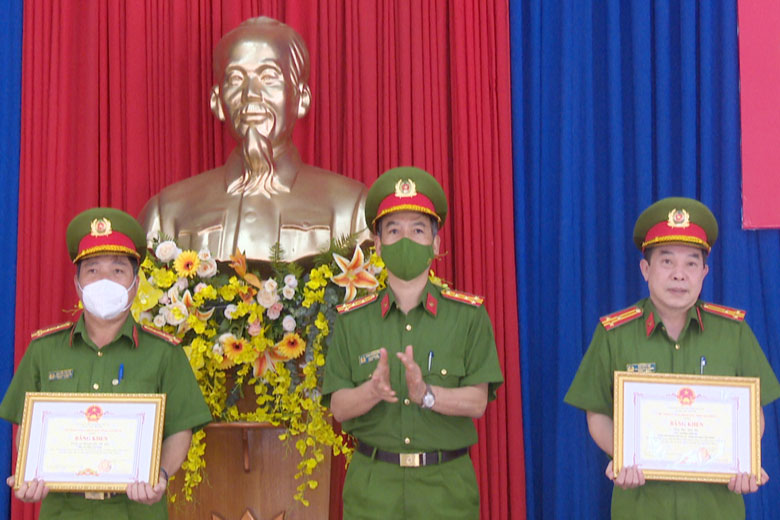 Khen thưởng 6 tập thể và 28 cá nhân trong phòng chống dịch Covid-19 và tội phạm