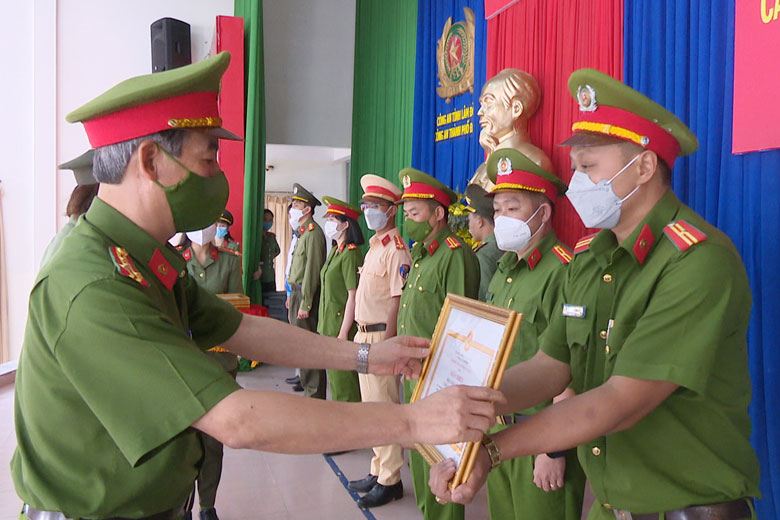 Trao giấy khen cho các tập thể, cá nhân có thành tích xuất sắc trong phòng chống tội phạm