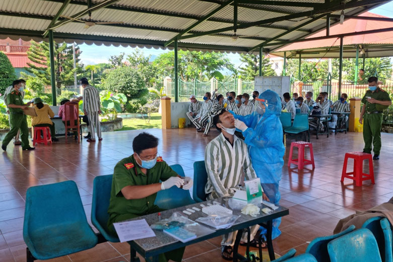 Xét nghiệm test nhanh kháng nguyên SARS-CoV-2 cho tất cả phạm nhân được đặc xá trước khi đưa về nơi cư trú ở địa phương