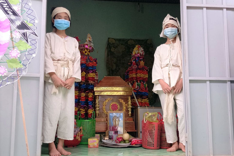 Hai cháu bé mồ côi cần giúp đỡ