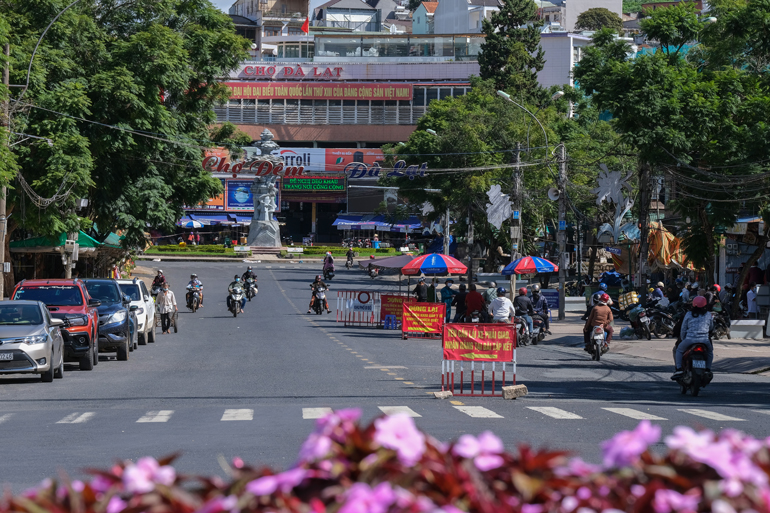 Tại khu vực trước chợ đêm Đà Lạt, các lực lượng chức năng trực chốt 24/24 giờ, đảm bảo người dân ra vào chợ khai báo y tế nghiêm túc. Tuy nhiên, ghi nhận sáng nay lượng người dân ra vào chợ giảm so với các ngày trước đó
