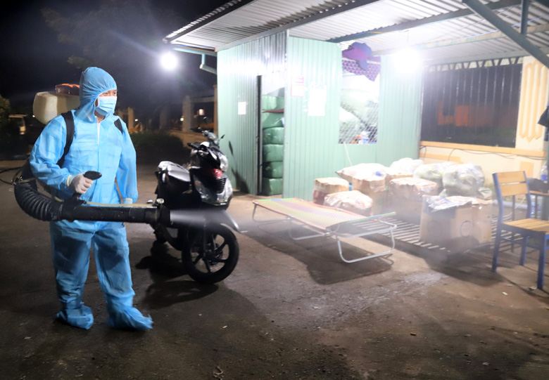 Phun xịt khử khuẩn toàn khu vực bến xe Đức Long