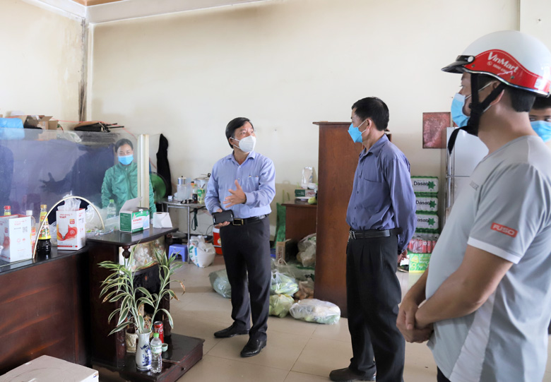 Đồng chí Nguyễn Văn Triệu – Bí thư Thành ủy Bảo Lộc yêu cầu các cơ quan chức năng và phường Lộc Sơn đảm bảo điều kiện sinh hoạt, ăn uống cho các tài xế, phụ xe và lao động bốc vác đang có mặt trong bến xe Đức Long
