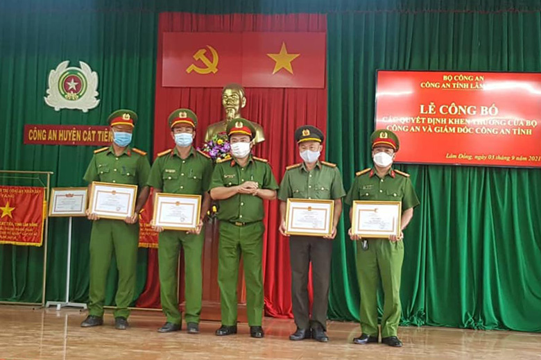 Nhiều tập thể và cá nhân thuộc Công an huyện Cát Tiên nhận bằng khen, giấy khen