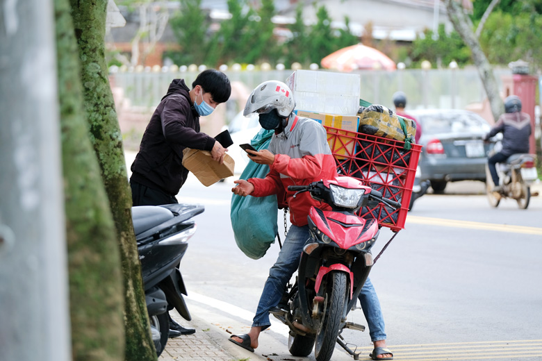 Lực lượng giao hàng hóa, shipper, nhân viên bưu điện, shopee,… hoạt động hết công suất trong những ngày dịch Covid-19. Dịch phức tạp thêm thì người dân dần quen với việc mua sắm qua các kênh online hàng ngày nhiều hơn.