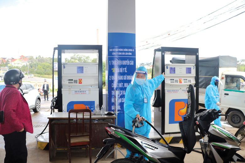 Nhân viên bán xăng, dầu hoạt động liên tục trong những ngày dịch Covid-19.