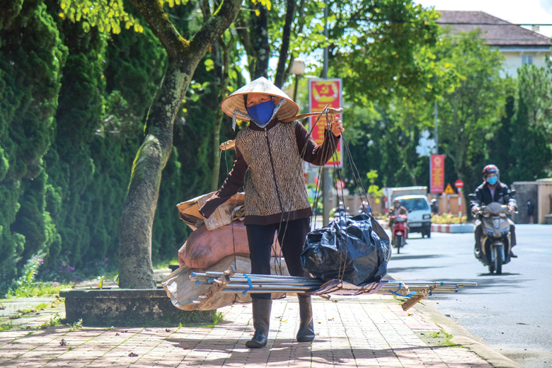 Giữa những ngày đại dịch, còn nhiều lao động nghèo vẫn phải ra đường mưu sinh kiếm tiền trang trải cuộc sống