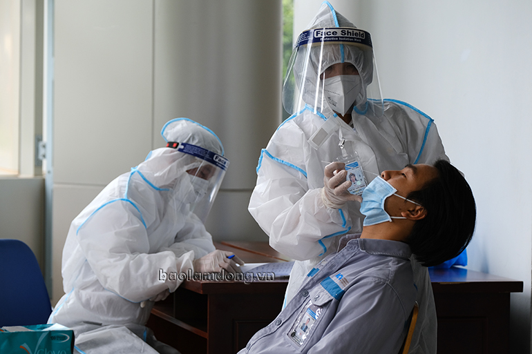 Ngành y tế trước đó đã lấy mẫu xét nghiệm cho nhiều cán bộ, nhân viên Cảng hàng không Liên Khương để đảm bảo công tác phòng chống dịch