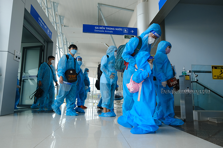 Những thai phụ cùng người thân đầu tiên từ máy bay di chuyển vào trong sảnh chờ Cảng hàng không Liên Khương lúc 10 giờ 25 phút sáng nay