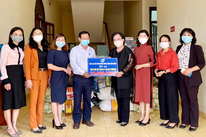 Tặng quà cho thai phụ đang cách ly tập trung tại Đức Trọng