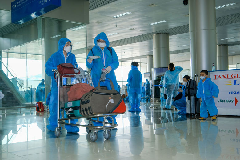 Vì lo lắng, nhiều thai phụ và người thân có mặt ở sân bay từ 5-6 giờ sáng