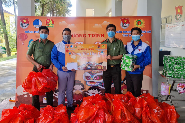 Trao 160 phần quà cho học sinh khó khăn