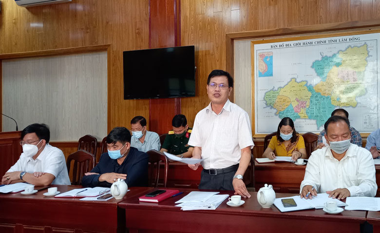 Đồng chí Hoàng Sỹ Bích - Chủ tịch UBND huyện Lâm Hà phát biểu tại cuộc họp