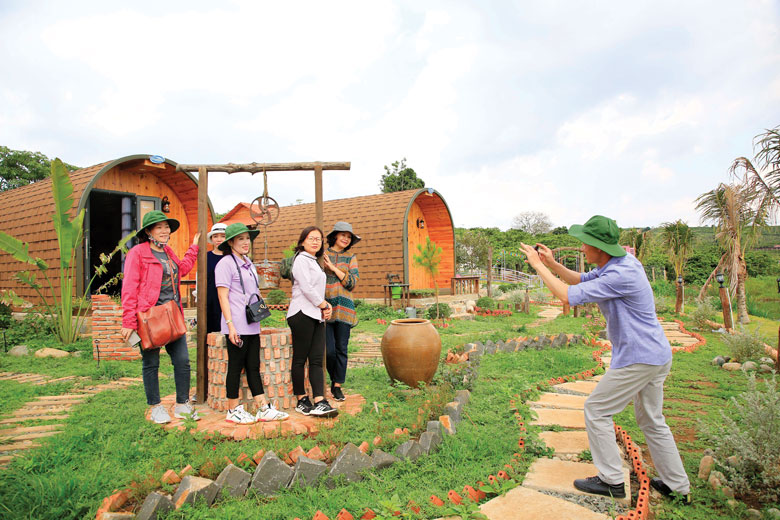 Cũng nằm trên bờ hồ Phúc Thọ có Đồi Chè Long Đỉnh nổi tiếng, nhiều quán cà phê, điểm du lịch, điểm lưu trú mới đang hình thành khá xinh xắn