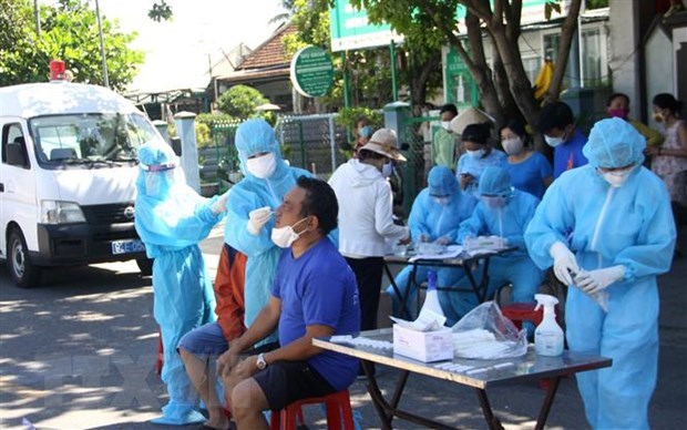 Thủ tướng chỉ đạo quan tâm hơn nữa đến đội ngũ y, bác sỹ chống dịch