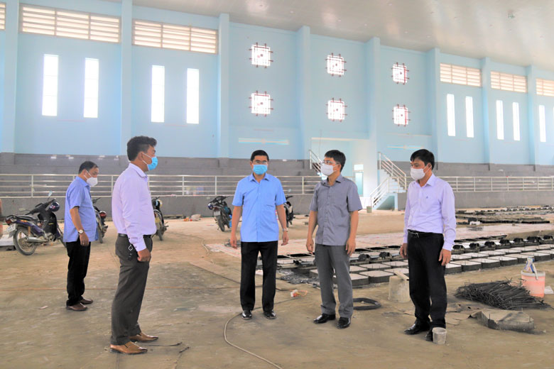 Phó Chủ tịch UBND tỉnh Lâm Đồng Đặng Trí Dũng kiểm tra tiến độ thực hiện Dự án Trung tâm Văn hóa Thông tin và Thể thao huyện Cát Tiên