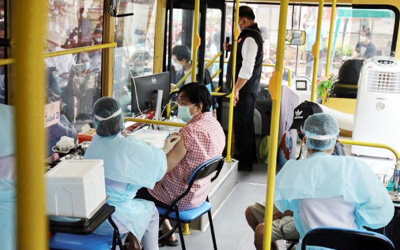 Các nước hối thúc người dân tiêm vắc-xin phòng Covid-19