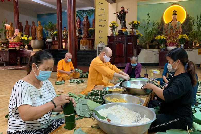 Đạ Tẻh: Chùa Khánh Vân gói bánh tét hỗ trợ công nhân khó khăn vùng dịch