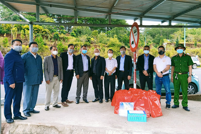 Đà Lạt: Hội Doanh nhân trẻ Lâm Đồng thăm, tặng quà tại các chốt kiểm soát dịch Covid-19