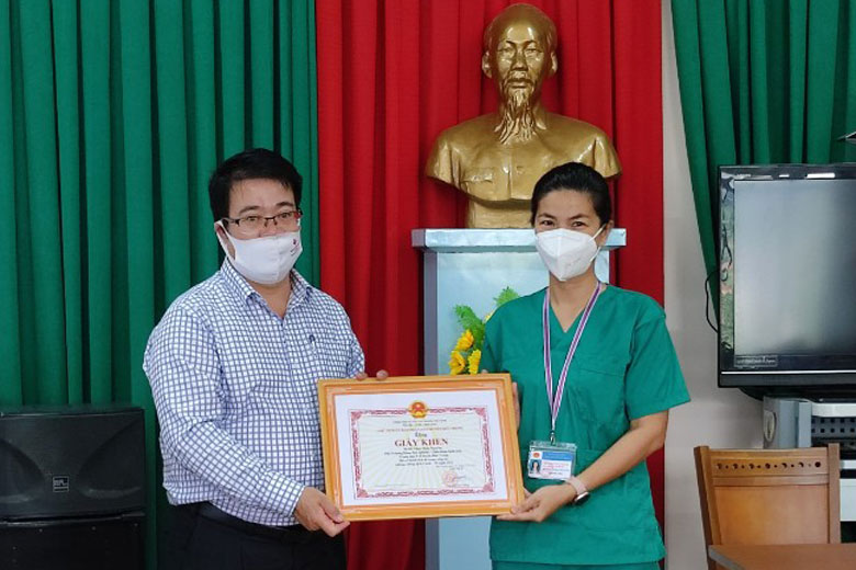 Lãnh đạo huyện Đức Trọng thăm, tặng quà đội ngũ cán bộ, nhân viên y tế