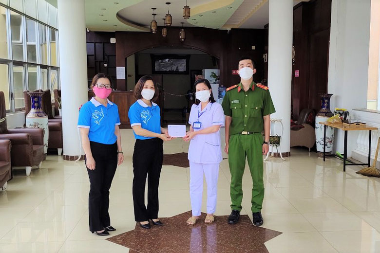 Thăm, tặng quà cho các thai phụ trở về từ các vùng dịch đang cách ly y tế tập trung