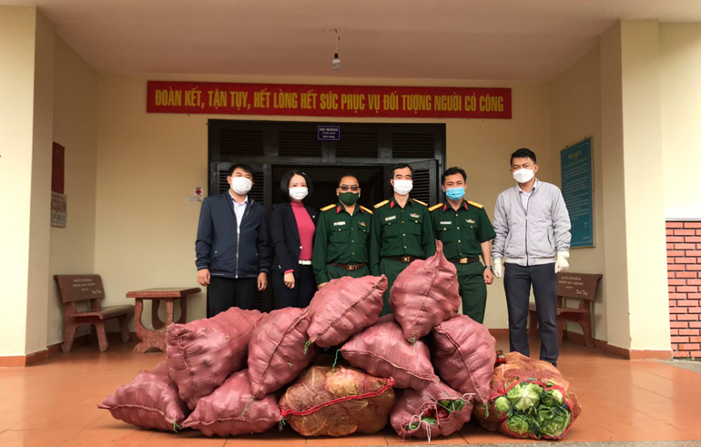 Đoàn Kinh tế Quốc phòng Lâm Đồng tiếp tục tặng quà khu cách ly phòng chống covid-19 tại Đà Lạt