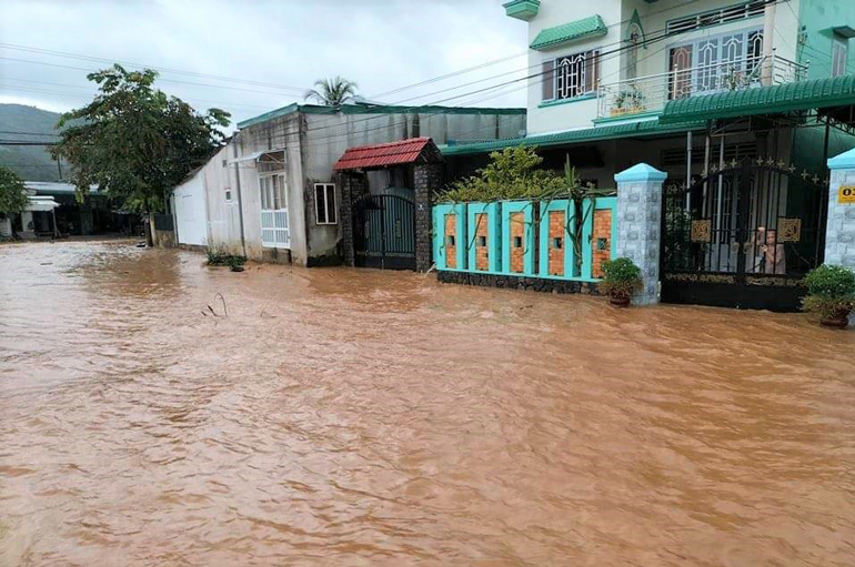 Đạ Huoai: Mưa lớn kéo dài làm Quốc lộ 20 biến thành ''sông'', nhiều nhà dân bị ảnh hưởng