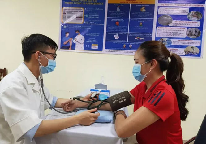 Những trường hợp nào cần phải đo huyết áp khi tiêm vaccine COVID-19?
