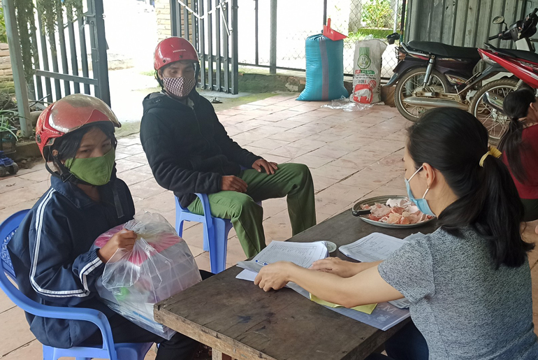 Cấp sách, vở và đồ dùng học tập cho học sinh dân tộc thiểu số