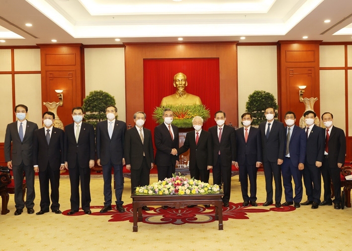 Tổng Bí thư Nguyễn Phú Trọng và Bộ trưởng Ngoại giao Trung Quốc Vương Nghị chụp ảnh chung với các đại biểu