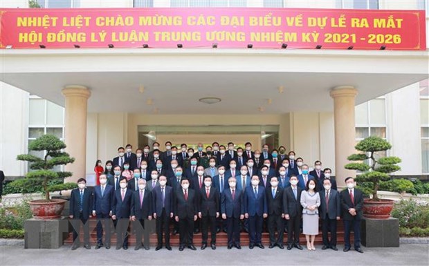 Thường trực Ban Bí thư Võ Văn Thưởng và các đồng chí lãnh đạo, nguyên lãnh đạo chụp ảnh chung với Thường trực Hội đồng Lý thuận Trung ương nhiệm kỳ 2016-2021 và nhiệm kỳ 2021-2026