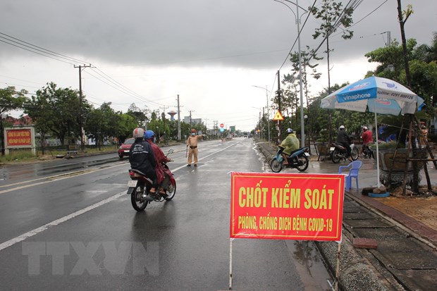 Người dân Bạc Liêu thực hiện khai báo y tế tại các chốt kiểm soát dịch