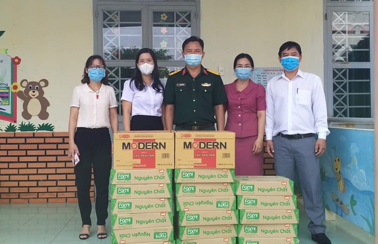 Cát Tiên: Nhiều tổ chức, cá nhân thăm và tặng quà hỗ trợ khu cách ly tập trung