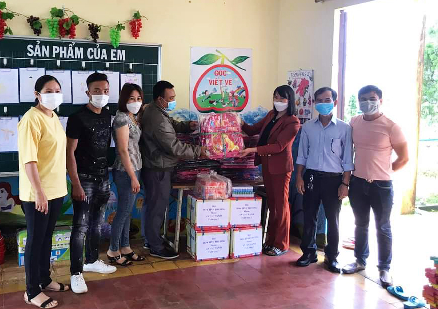 Di Linh: Trao 260 phần quà cho học sinh khó khăn