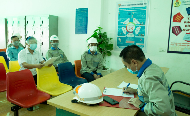 Thực hiện chế độ báo cáo, triển khai các biện pháp phòng chống dịch