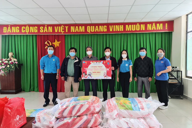 Đà Lạt: Trao quà Trung thu cho trẻ em ở khu cách ly tập trung