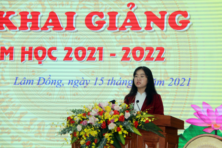 Đại diện học sinh phát biểu tri ân và hứa học tập tốt
