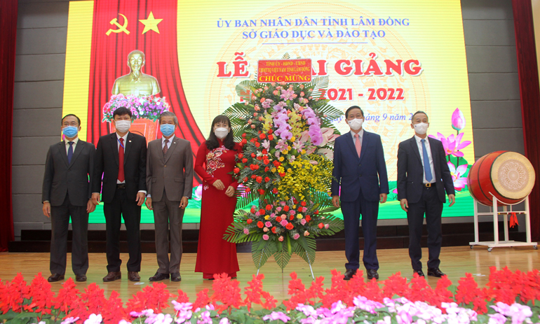 Lãnh đạo tỉnh tặng hoa chúc mừng năm học mới đến ngành giáo dục và đào tạo